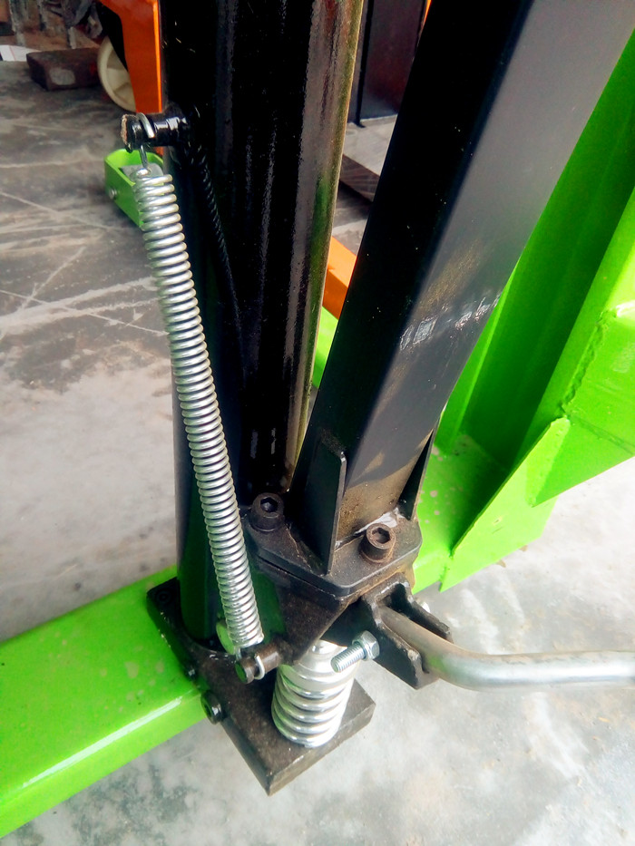 堆高车手动液压产品具有你所想象不到的发展前景--河北东圣吊索具--石材夹具|小型搅拌机|液压堆高车|手动叉车