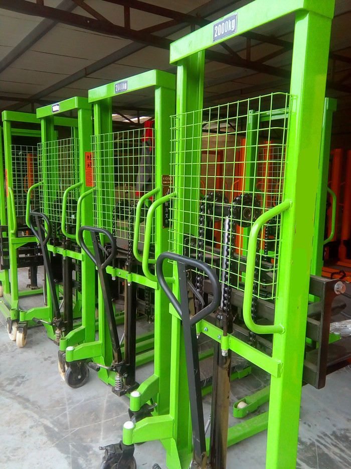 堆高车手动液压产品具有你所想象不到的发展前景--河北东圣吊索具--石材夹具|小型搅拌机|液压堆高车|手动叉车
