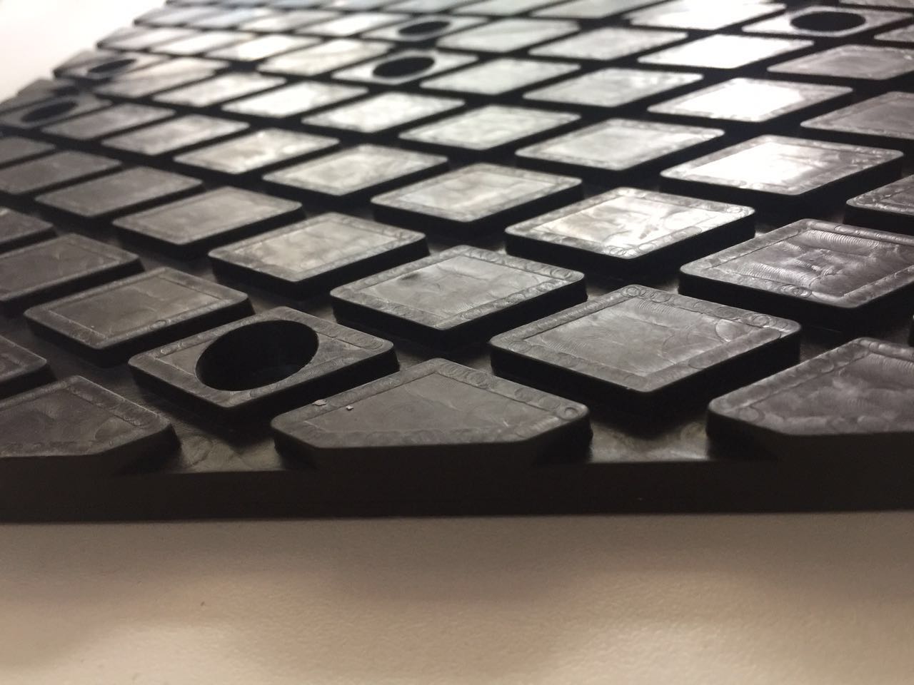 石材吊夹具配备橡胶夹皮实物拍摄侧面显示夹皮厚度--168飞艇开奖官网开奖记录查询结果--小型搅拌机|石材夹具|液压堆高车|手动叉车