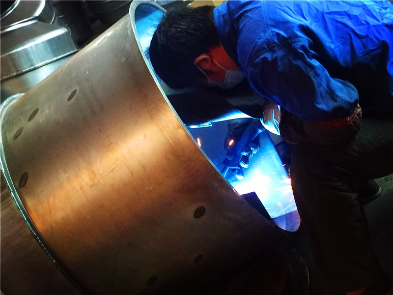 滚筒小型搅拌机焊接车间焊接焊接过程展示--168飞艇开奖官网开奖记录查询结果--小型搅拌机|石材夹具|液压堆高车|手动叉车