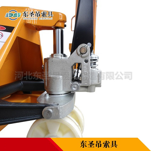 液压搬运车使用图片--168飞艇开奖官网开奖记录查询结果--小型搅拌机|手动叉车|液压堆高车|手动叉车