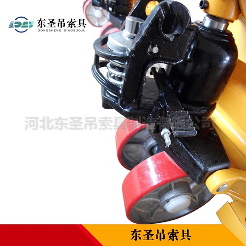 液压搬运车使用图片--168飞艇开奖官网开奖记录查询结果--小型搅拌机|手动叉车|液压堆高车|手动叉车