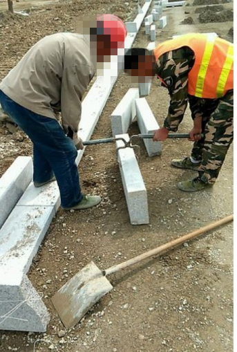 双人抬石材夹具使用现场--168飞艇开奖官网开奖记录查询结果--石材夹具|小型搅拌机|液压堆高车|手动叉车