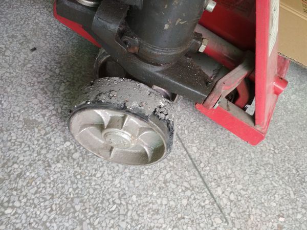 1吨手动叉车车轮组过早损坏情况拍照--168飞艇开奖官网开奖记录查询结果--手动叉车