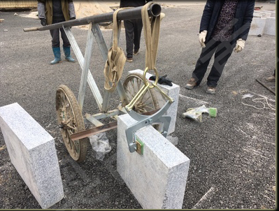 吊装带辅助石材吊夹搬运路沿石作业现场--168飞艇开奖官网开奖记录查询结果--石材夹具|小型搅拌机|液压堆高车|手动叉车