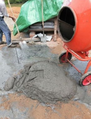 1200L自动卸料小型搅拌机作业现场--168飞艇开奖官网开奖记录查询结果--小型搅拌机|液压堆高车|手动叉车|石材夹具