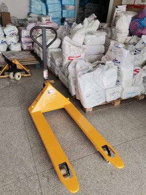 手动地牛叉车搬运吊装带原料作业现场--168飞艇开奖官网开奖记录查询结果--手动叉车|液压堆高车|石材夹具|小型搅拌机