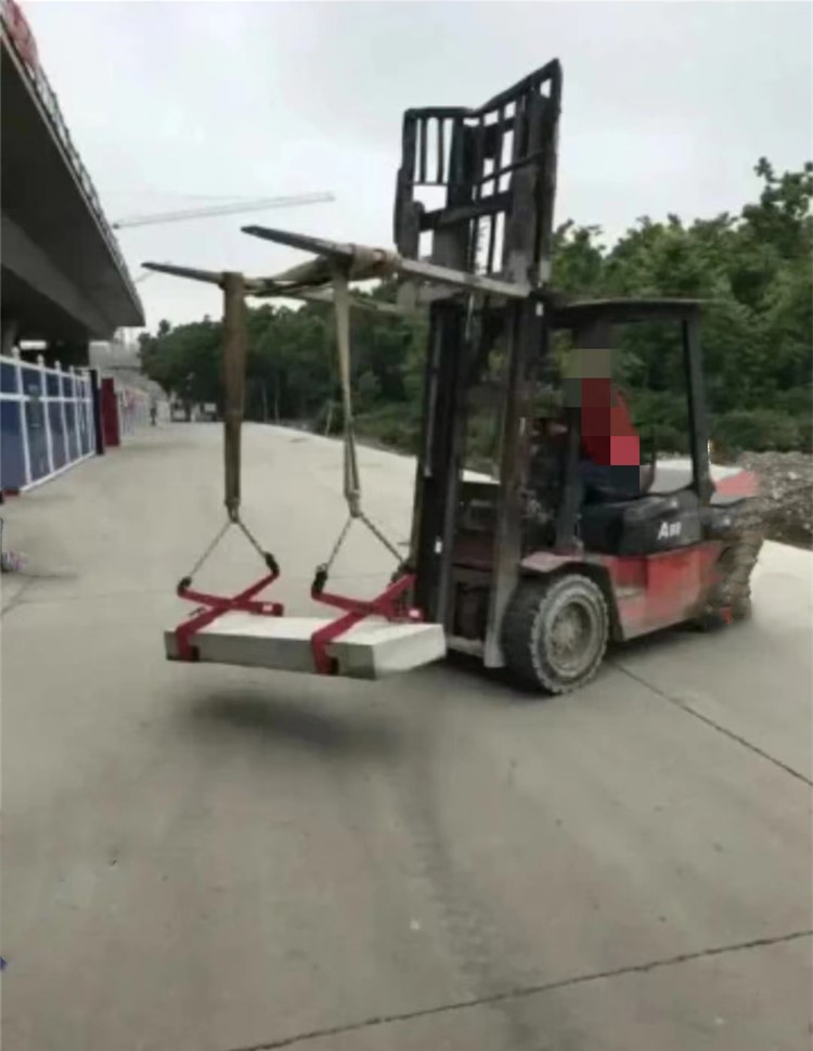 吊夹搬运路沿石